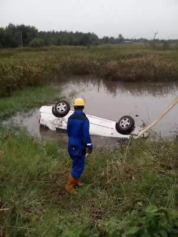 Photos: 20 year old guy dies after his vehicle plunges into Lagos river 